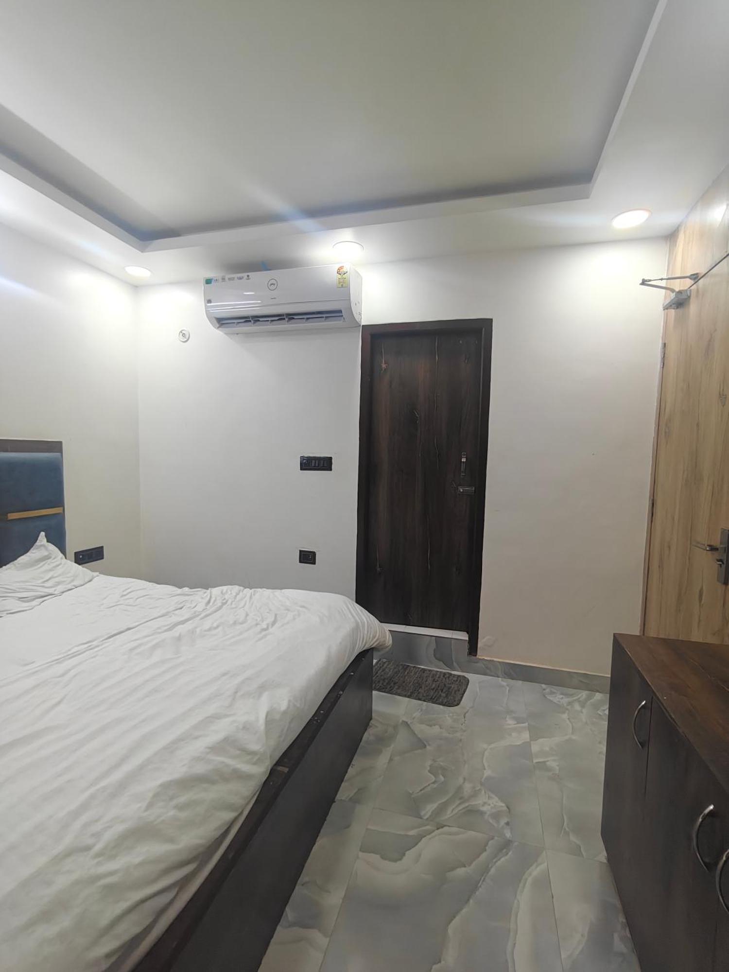 Hotel Love Inn Лакнау Екстериор снимка