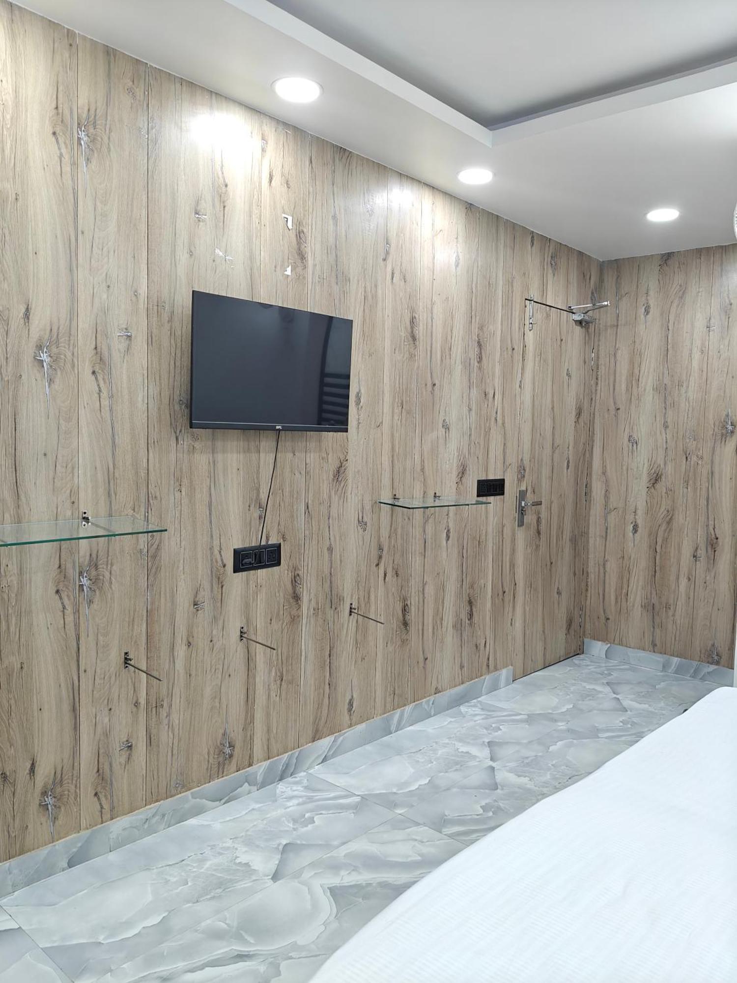 Hotel Love Inn Лакнау Екстериор снимка